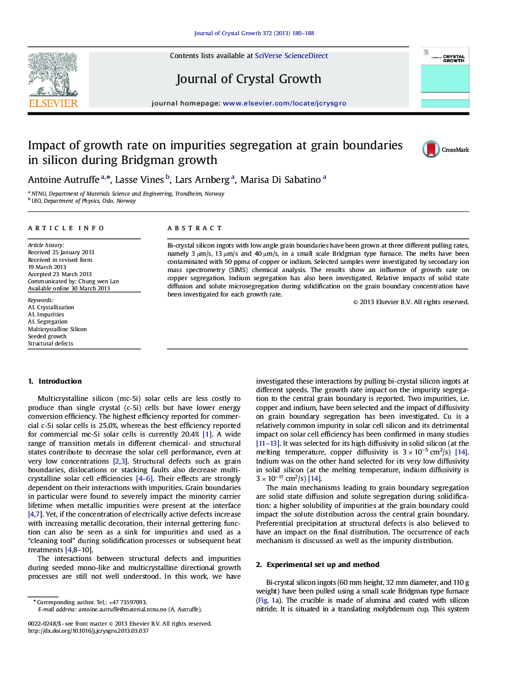 Impact of growth rate on impurities segregation at grain boundaries in silicon during Bridgman growth