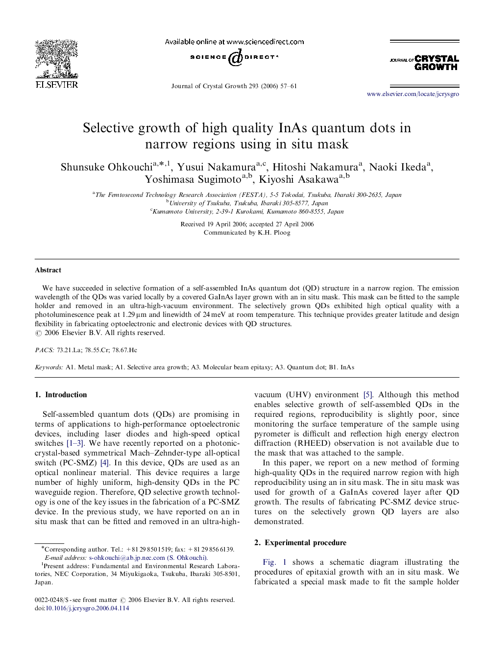 Selective growth of high quality InAs quantum dots in narrow regions using in situ mask