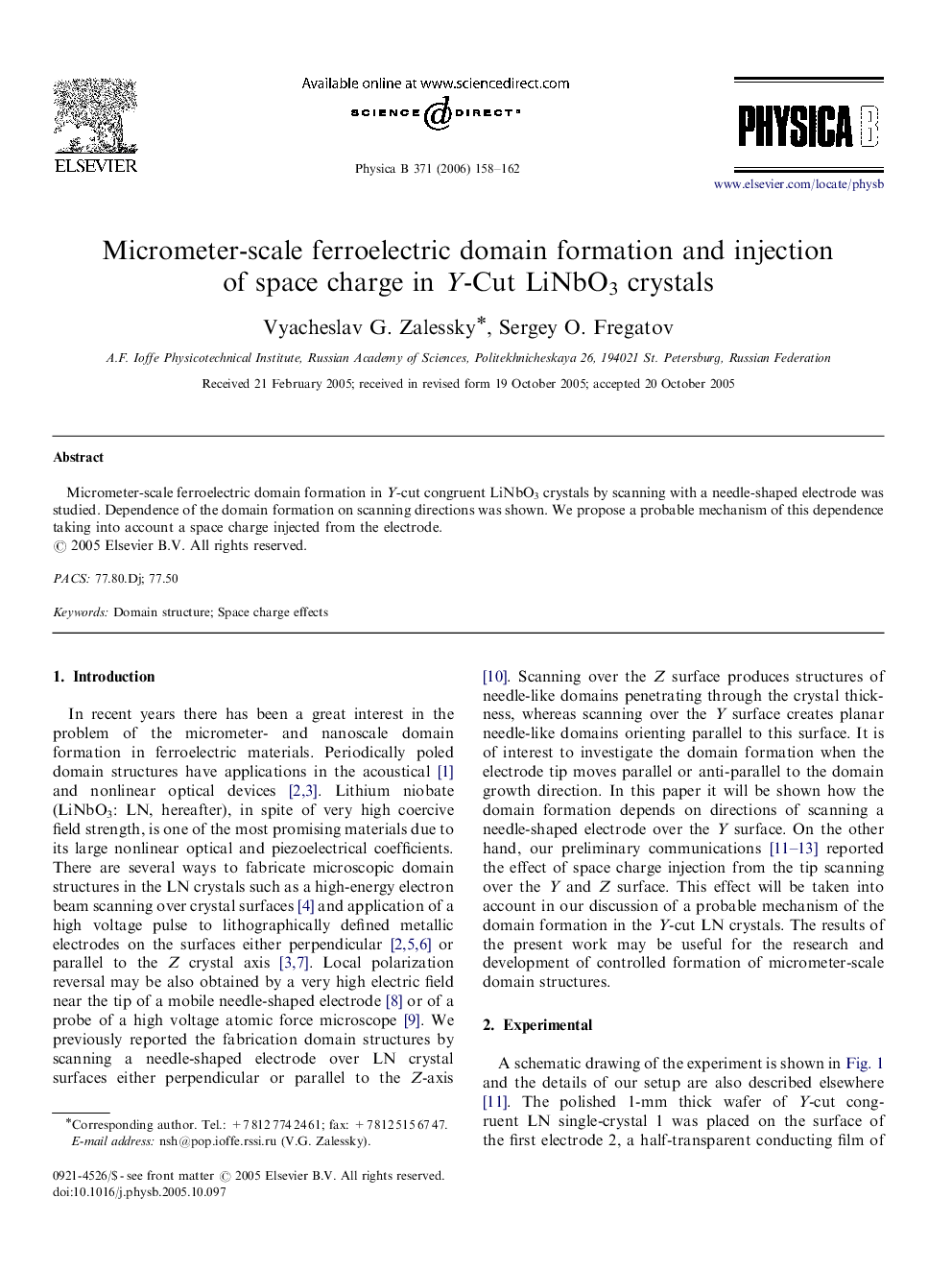 Micrometer-scale ferroelectric domain formation and injection of space charge in Y-Cut LiNbO3 crystals