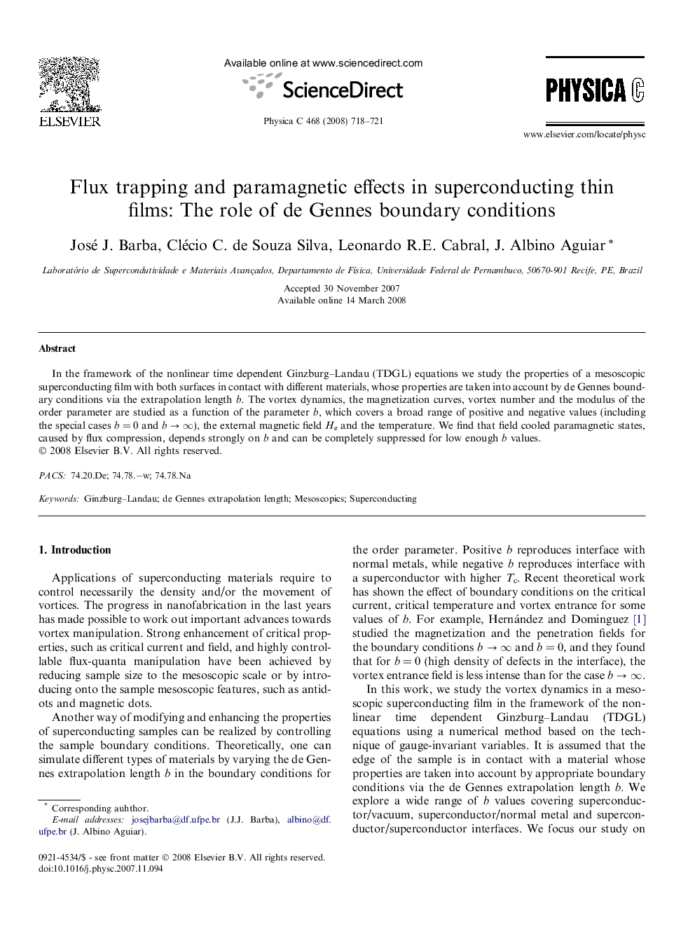 Flux trapping and paramagnetic effects in superconducting thin films: The role of de Gennes boundary conditions