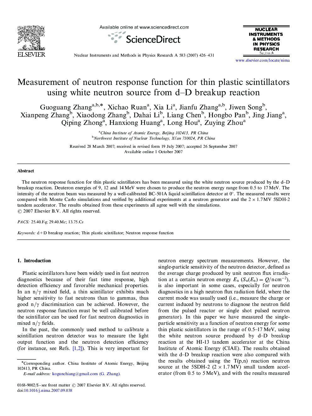 Measurement of neutron response function for thin plastic scintillators using white neutron source from d–D breakup reaction