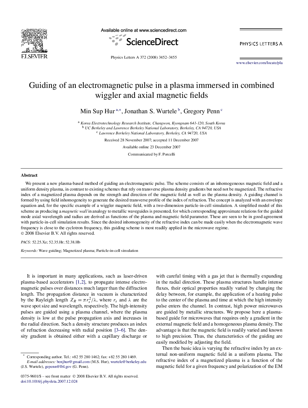 Guiding of an electromagnetic pulse in a plasma immersed in combined wiggler and axial magnetic fields