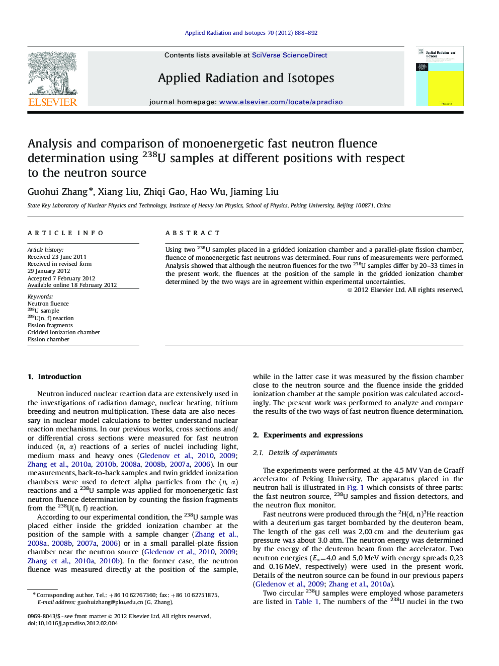 Analysis and comparison of monoenergetic fast neutron fluence determination using 238U samples at different positions with respect to the neutron source