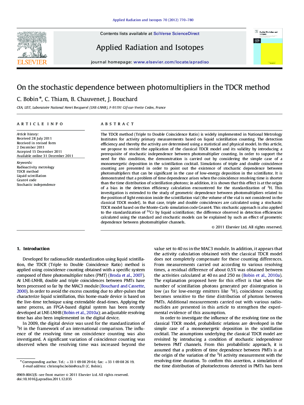 On the stochastic dependence between photomultipliers in the TDCR method