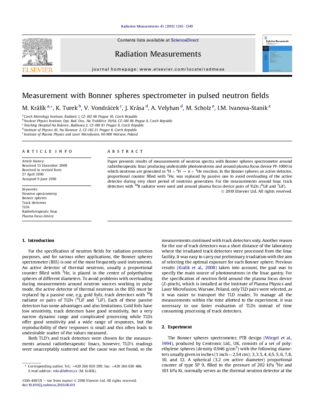 Measurement with Bonner spheres spectrometer in pulsed neutron fields