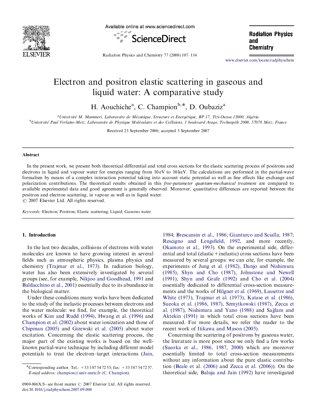 Electron and positron elastic scattering in gaseous and liquid water: A comparative study