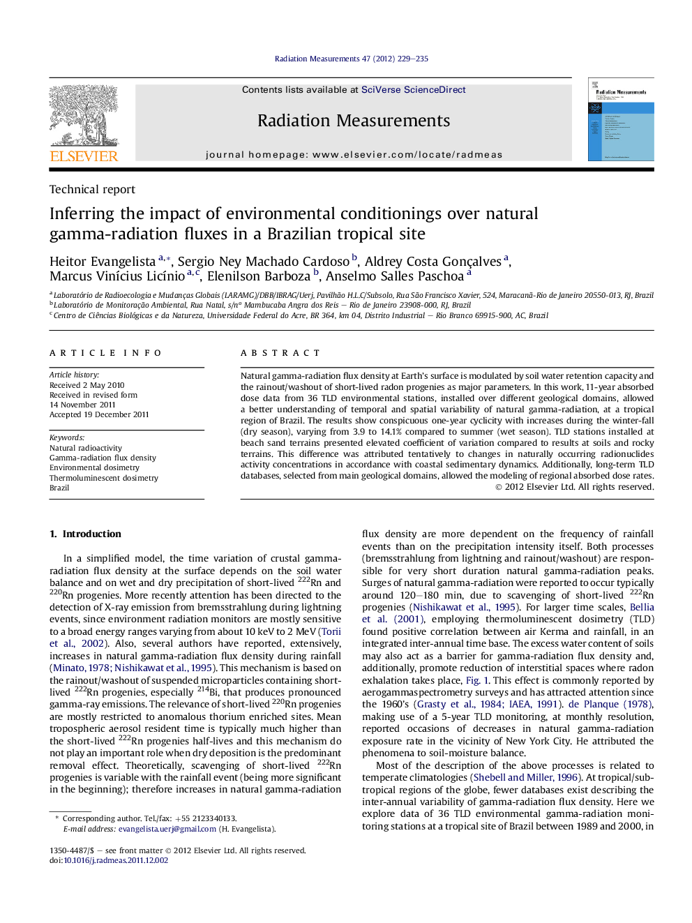 Inferring the impact of environmental conditionings over natural gamma-radiation fluxes in a Brazilian tropical site