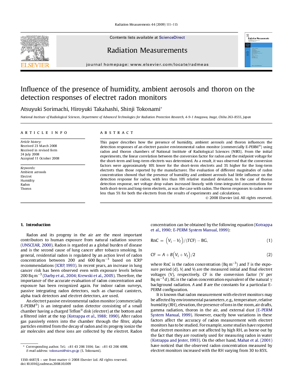 Influence of the presence of humidity, ambient aerosols and thoron on the detection responses of electret radon monitors