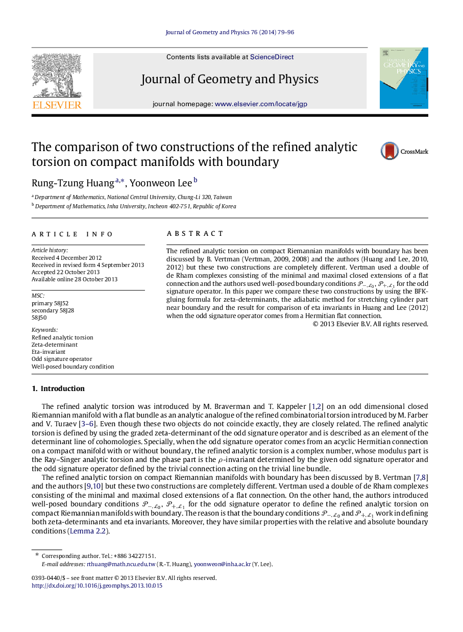 The comparison of two constructions of the refined analytic torsion on compact manifolds with boundary