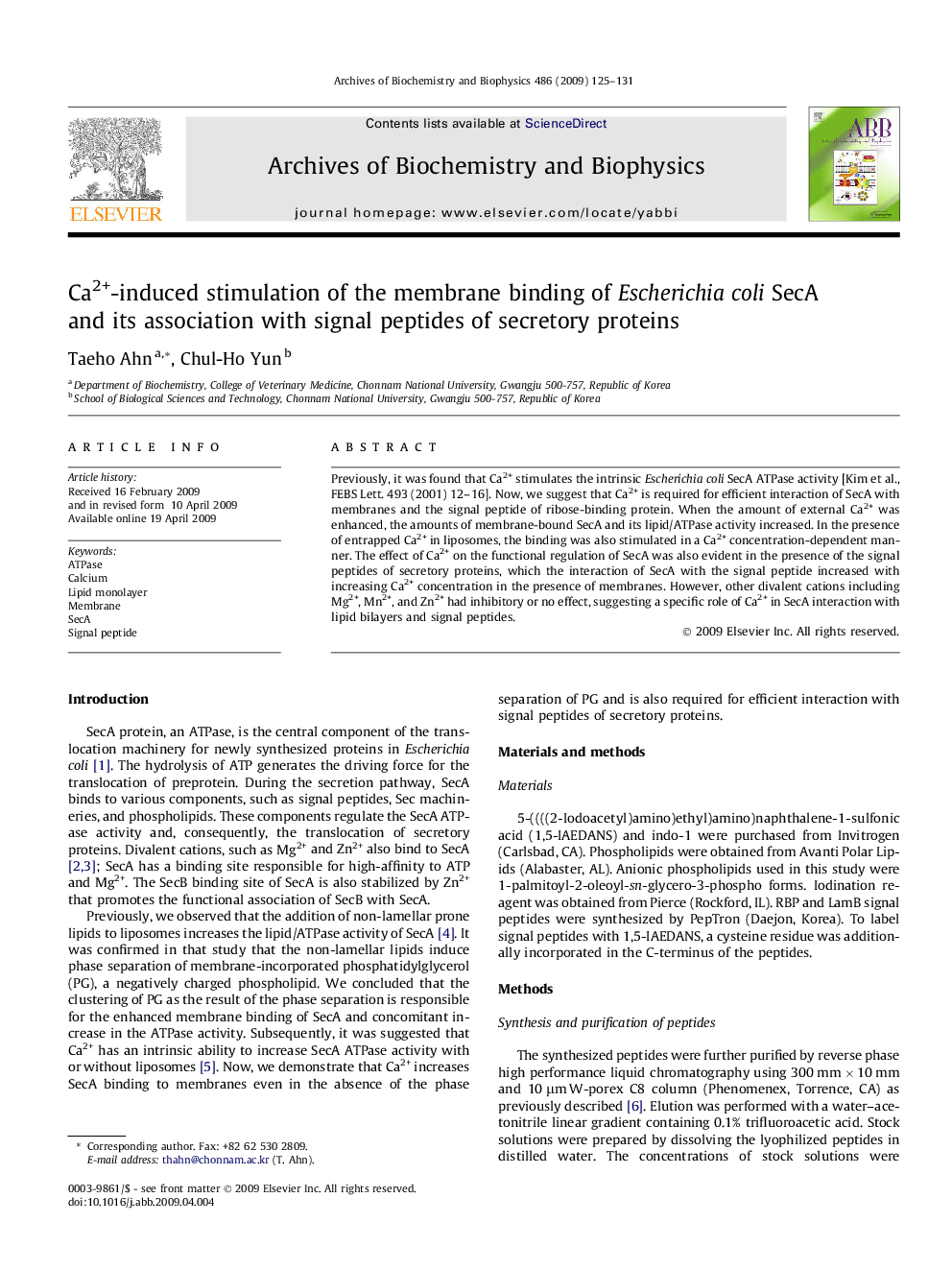 Ca2+-induced stimulation of the membrane binding of Escherichia coli SecA and its association with signal peptides of secretory proteins