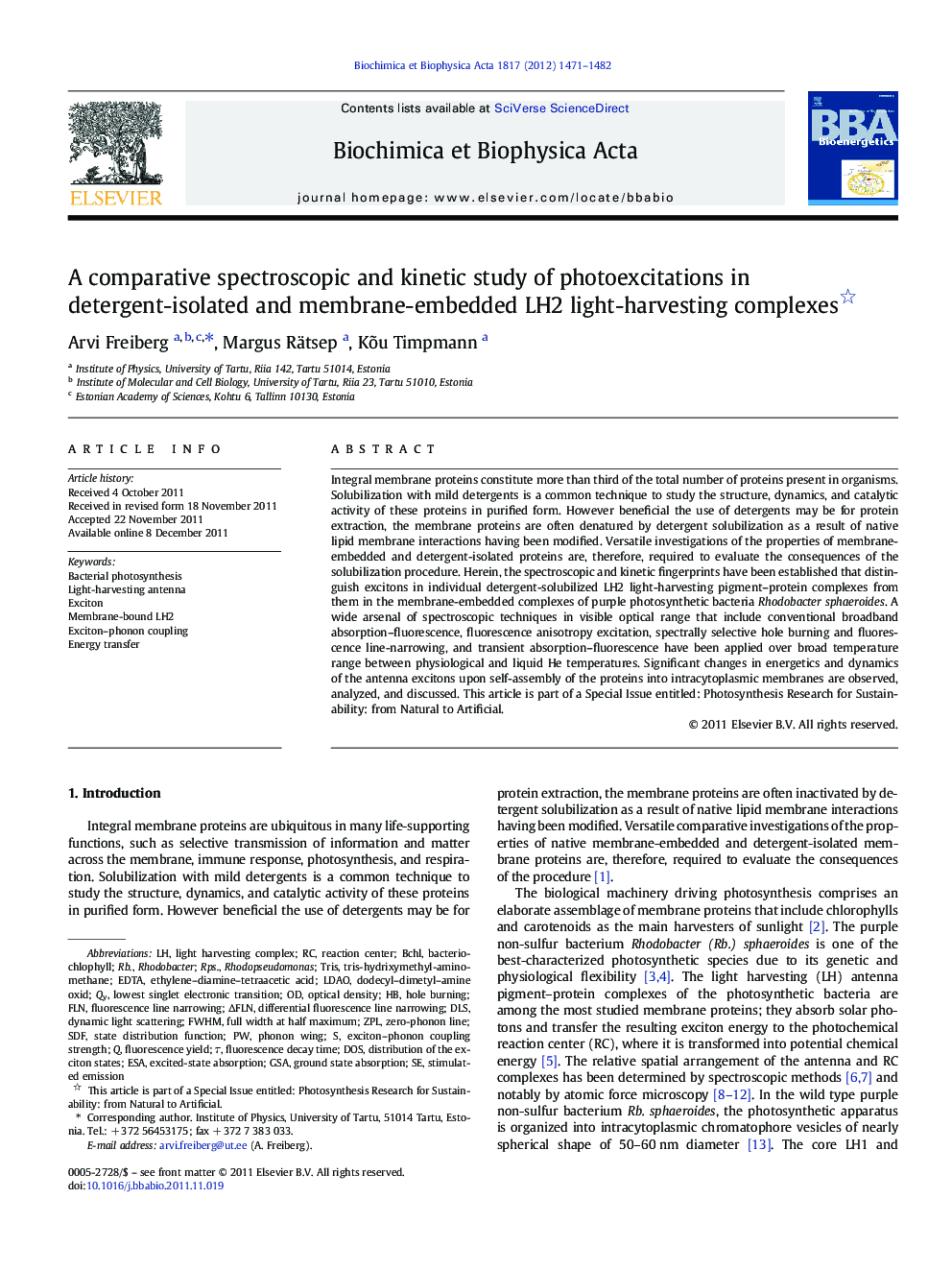 A comparative spectroscopic and kinetic study of photoexcitations in detergent-isolated and membrane-embedded LH2 light-harvesting complexes 