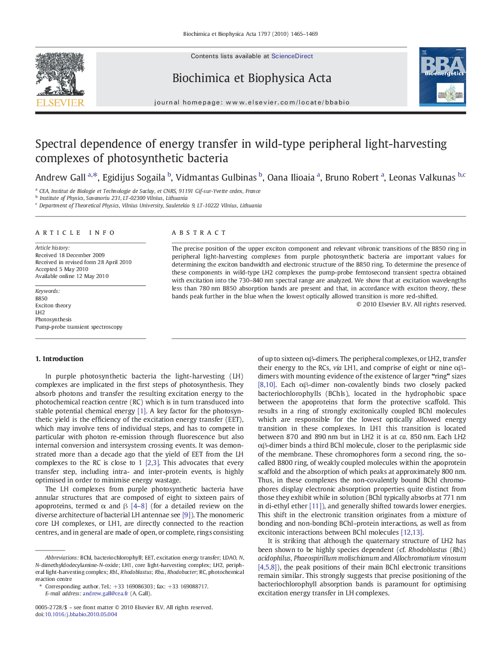 Spectral dependence of energy transfer in wild-type peripheral light-harvesting complexes of photosynthetic bacteria