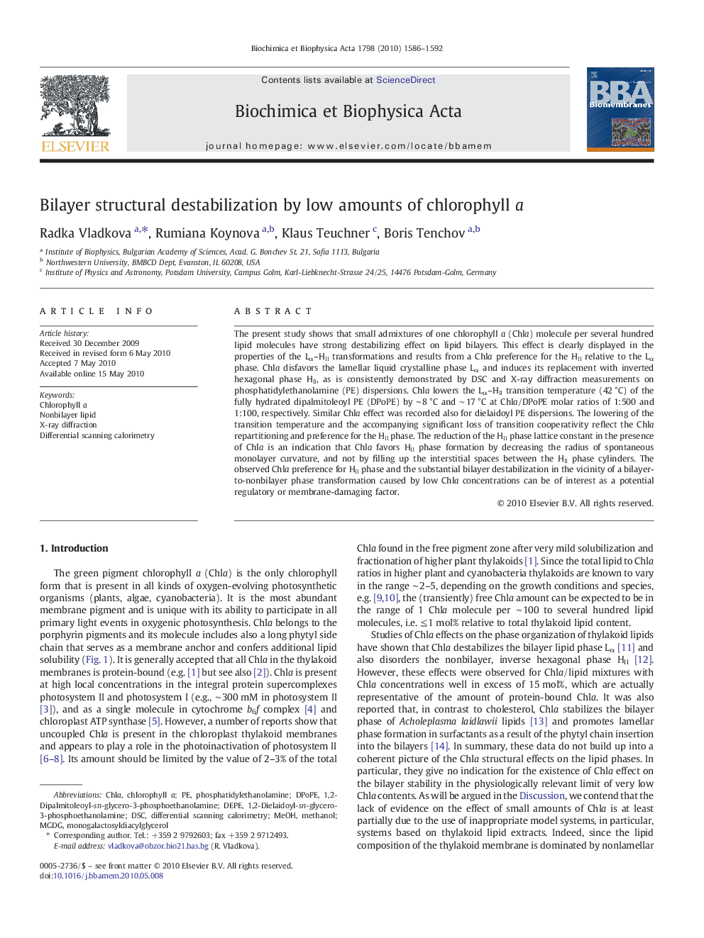 Bilayer structural destabilization by low amounts of chlorophyll a