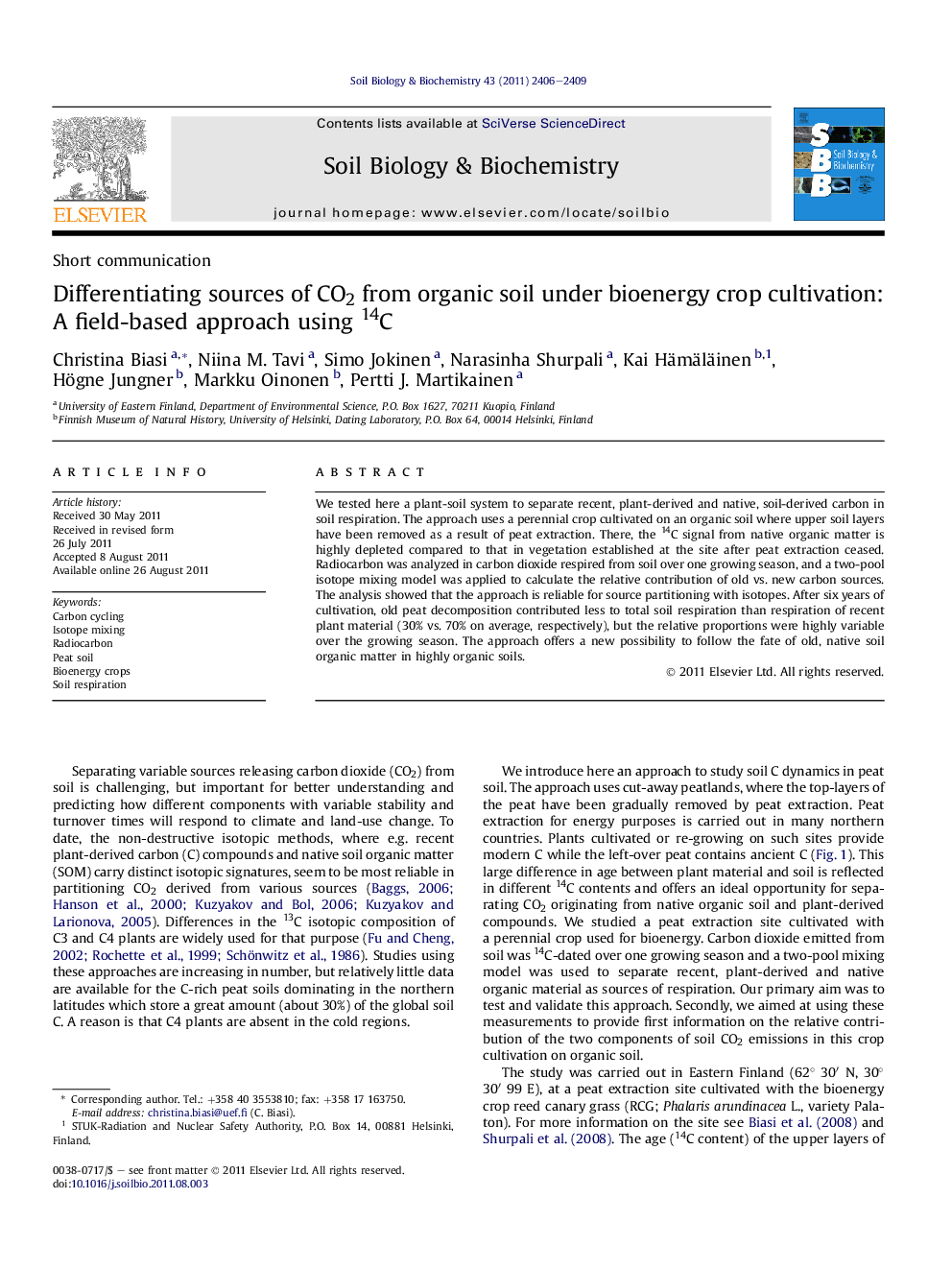 Differentiating sources of CO2 from organic soil under bioenergy crop cultivation: A field-based approach using 14C