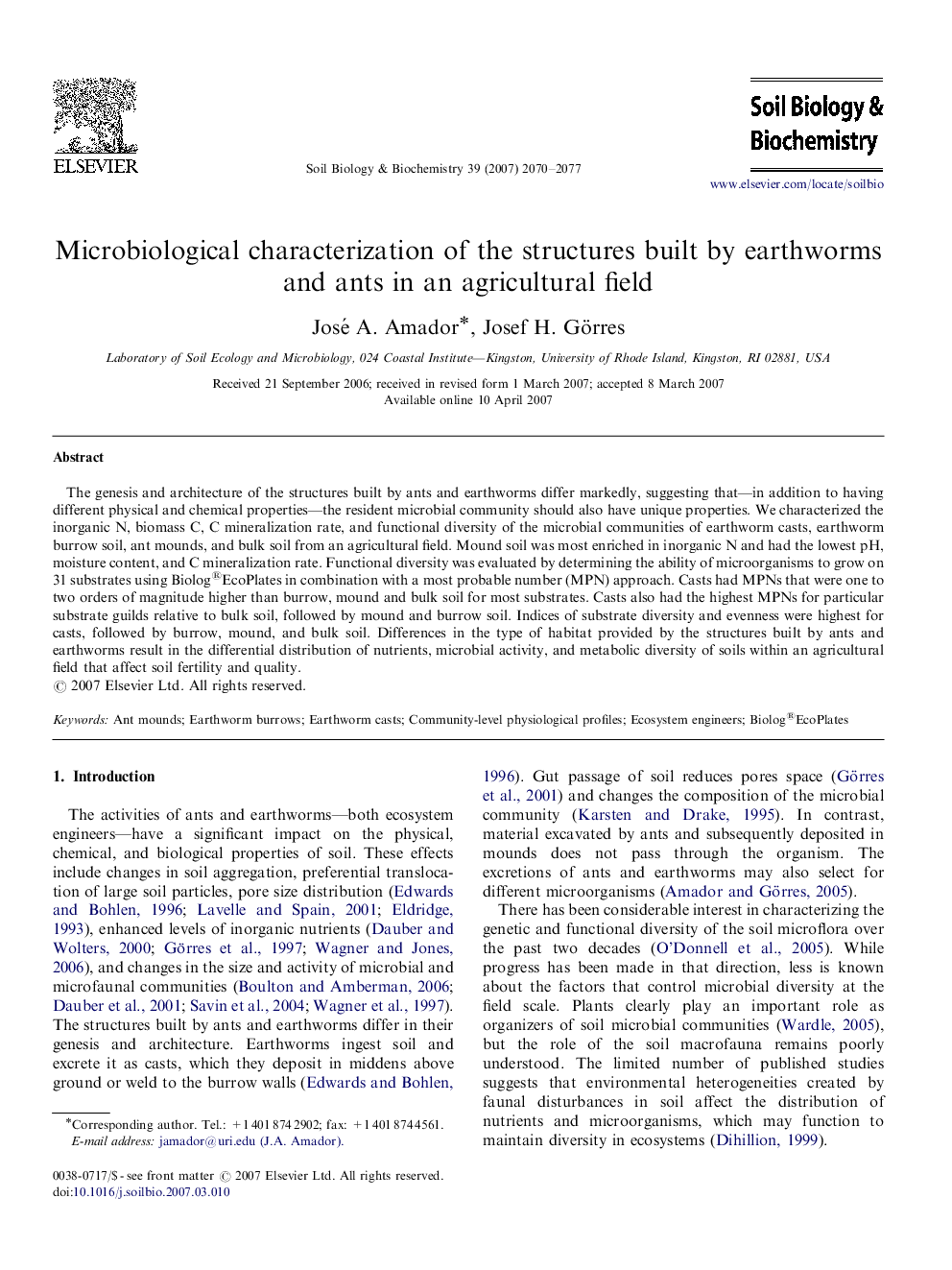 Microbiological characterization of the structures built by earthworms and ants in an agricultural field