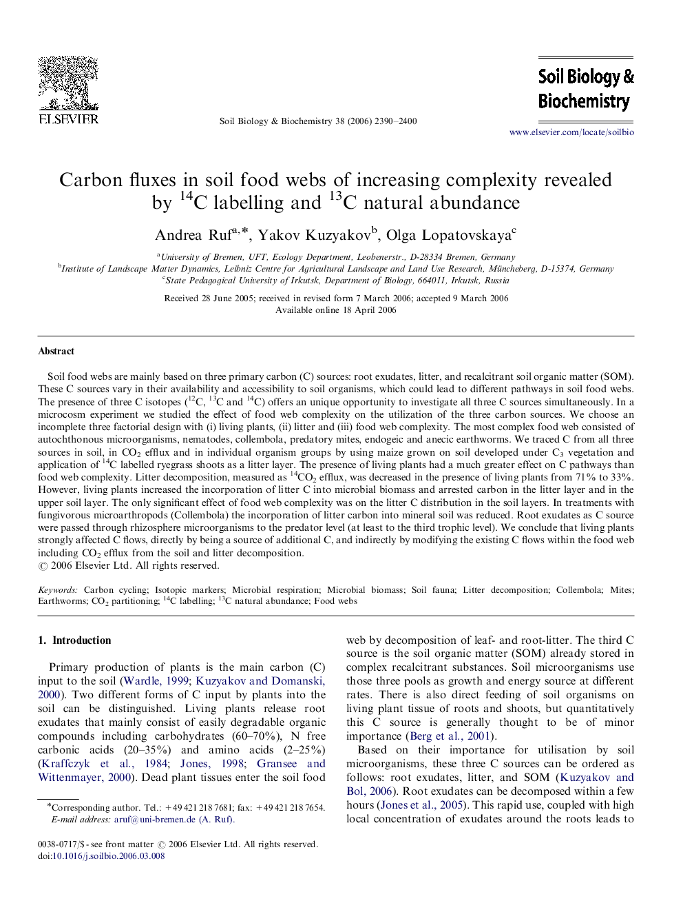 Carbon fluxes in soil food webs of increasing complexity revealed by 14C labelling and 13C natural abundance