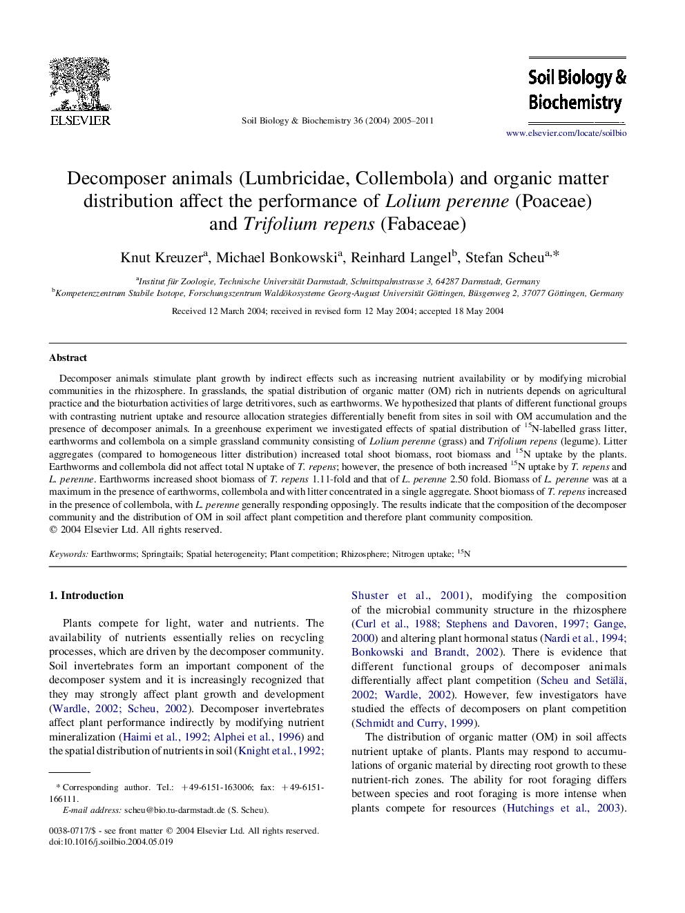 Decomposer animals (Lumbricidae, Collembola) and organic matter distribution affect the performance of Lolium perenne (Poaceae) and Trifolium repens (Fabaceae)