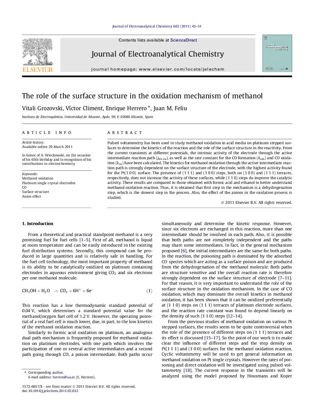 The role of the surface structure in the oxidation mechanism of methanol