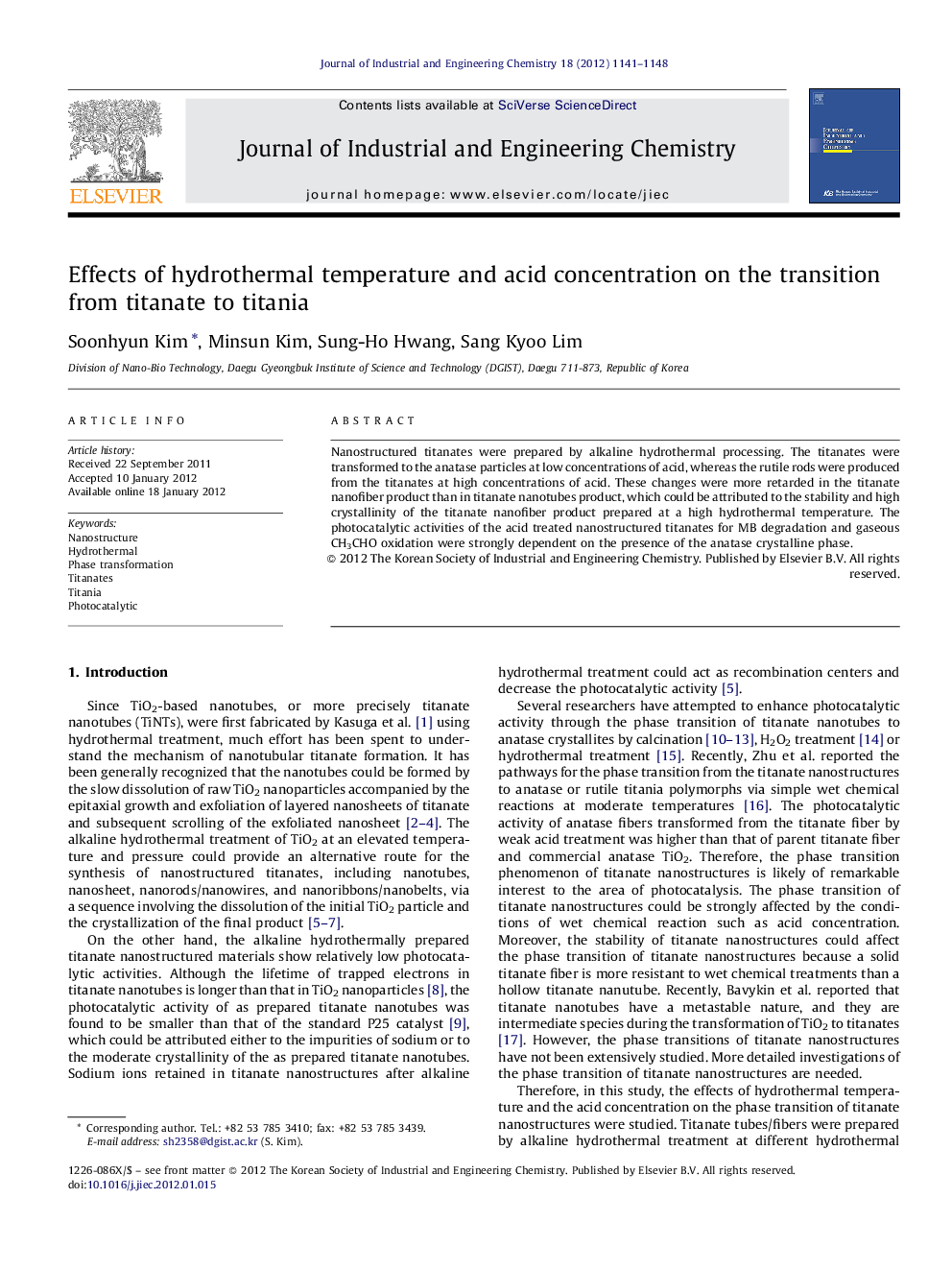 Effects of hydrothermal temperature and acid concentration on the transition from titanate to titania