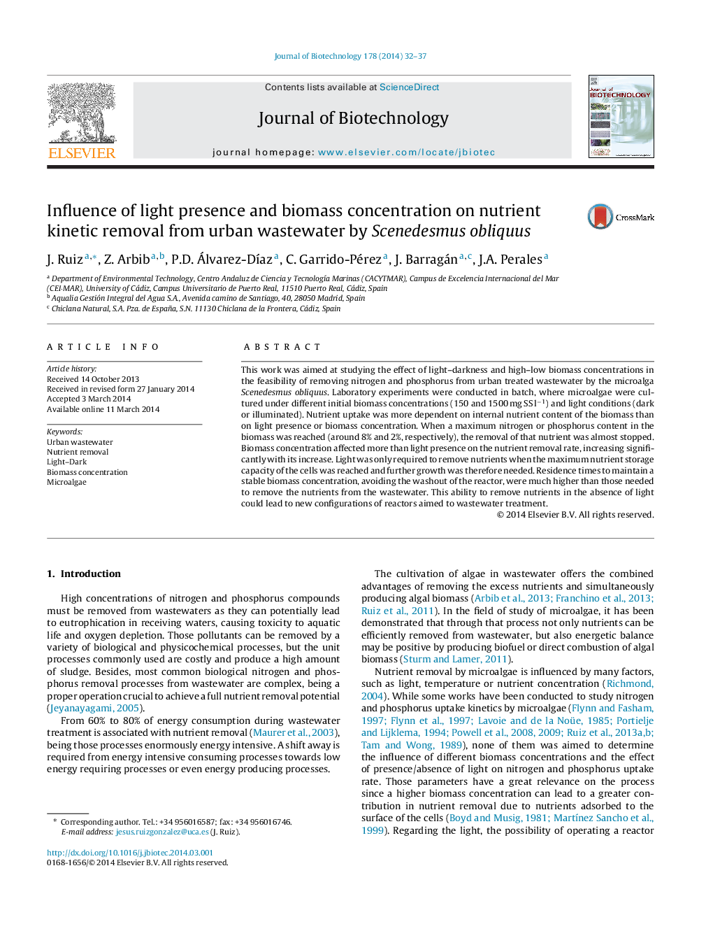 Influence of light presence and biomass concentration on nutrient kinetic removal from urban wastewater by Scenedesmus obliquus