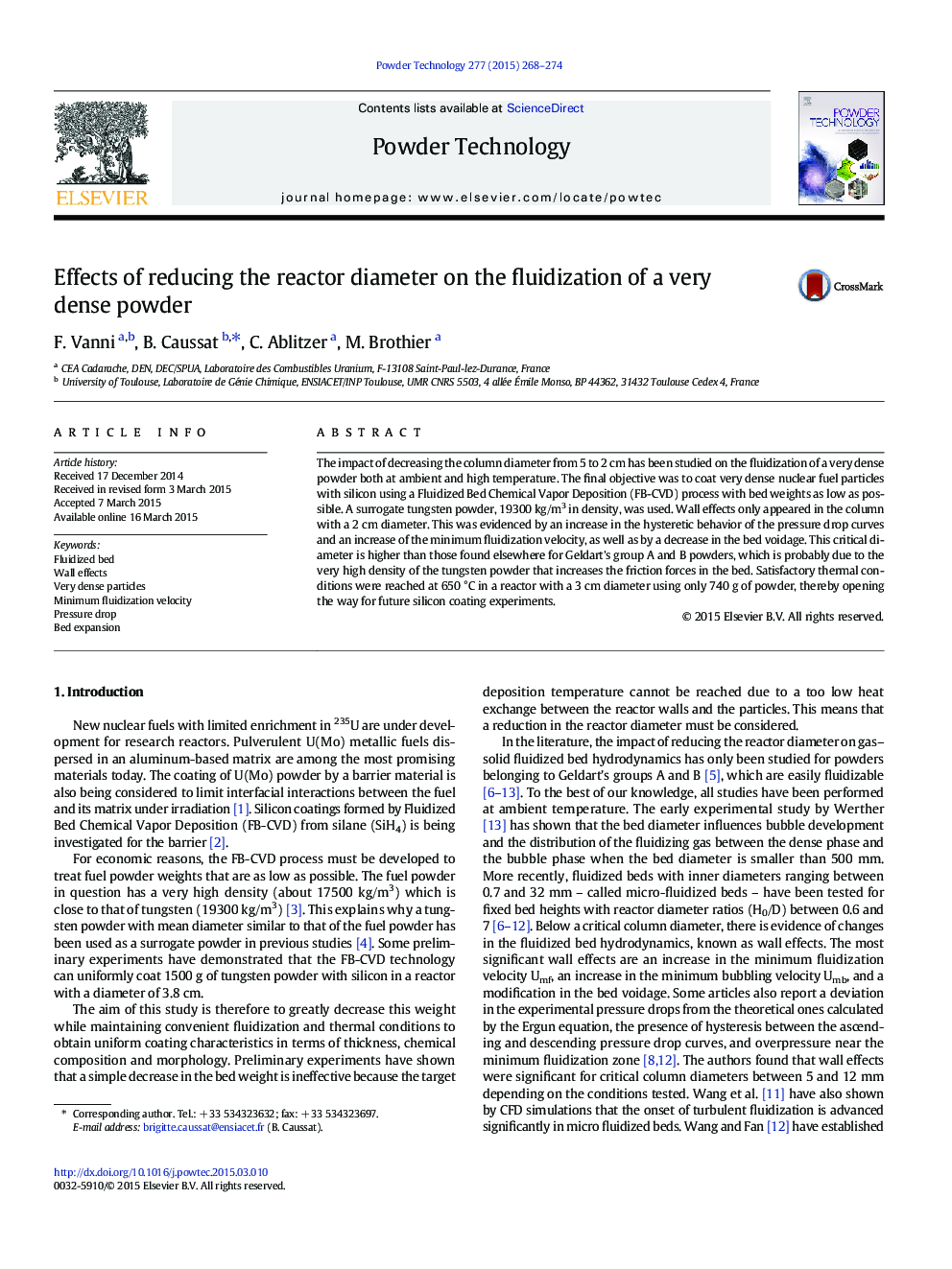 Effects of reducing the reactor diameter on the fluidization of a very dense powder