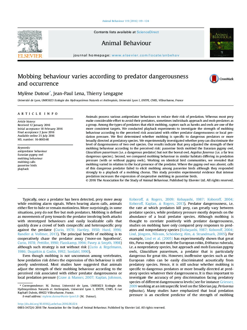 Mobbing behaviour varies according to predator dangerousness and occurrence