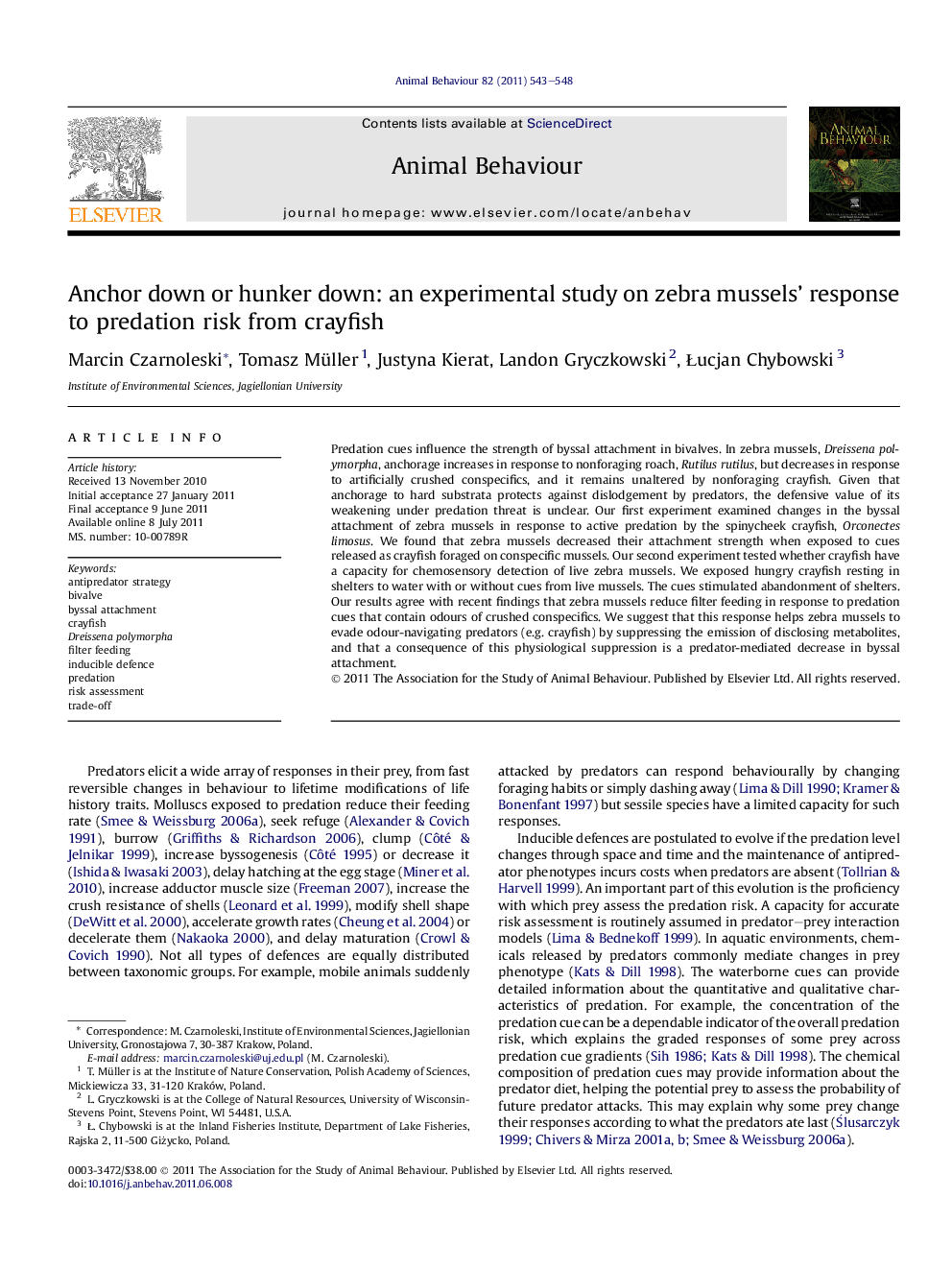 Anchor down or hunker down: an experimental study on zebra mussels’ response to predation risk from crayfish