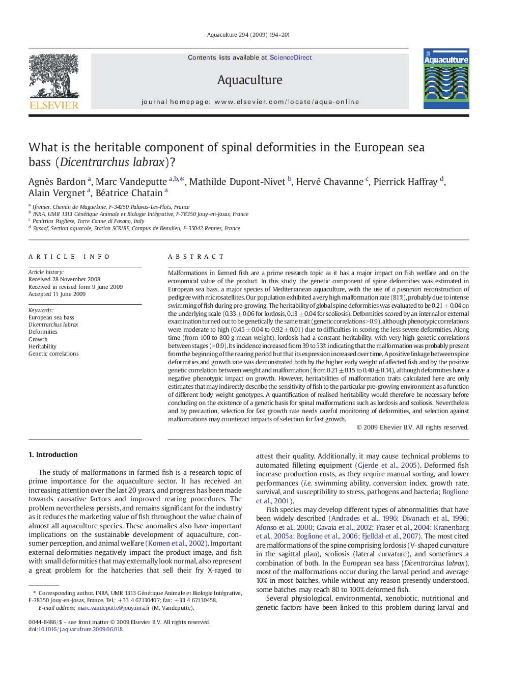 What is the heritable component of spinal deformities in the European sea bass (Dicentrarchus labrax)?