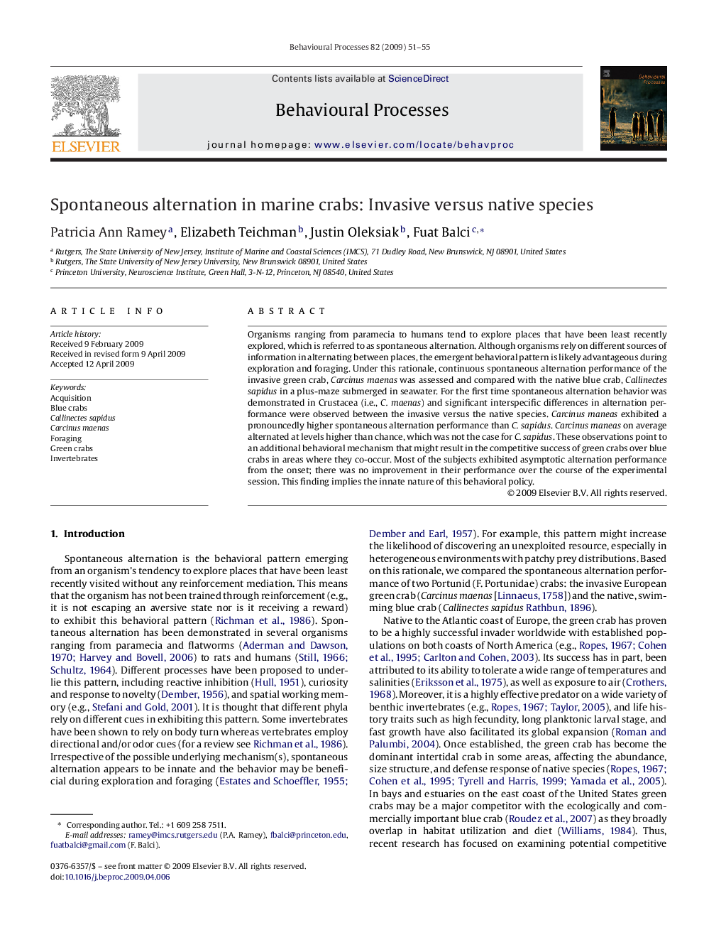 Spontaneous alternation in marine crabs: Invasive versus native species