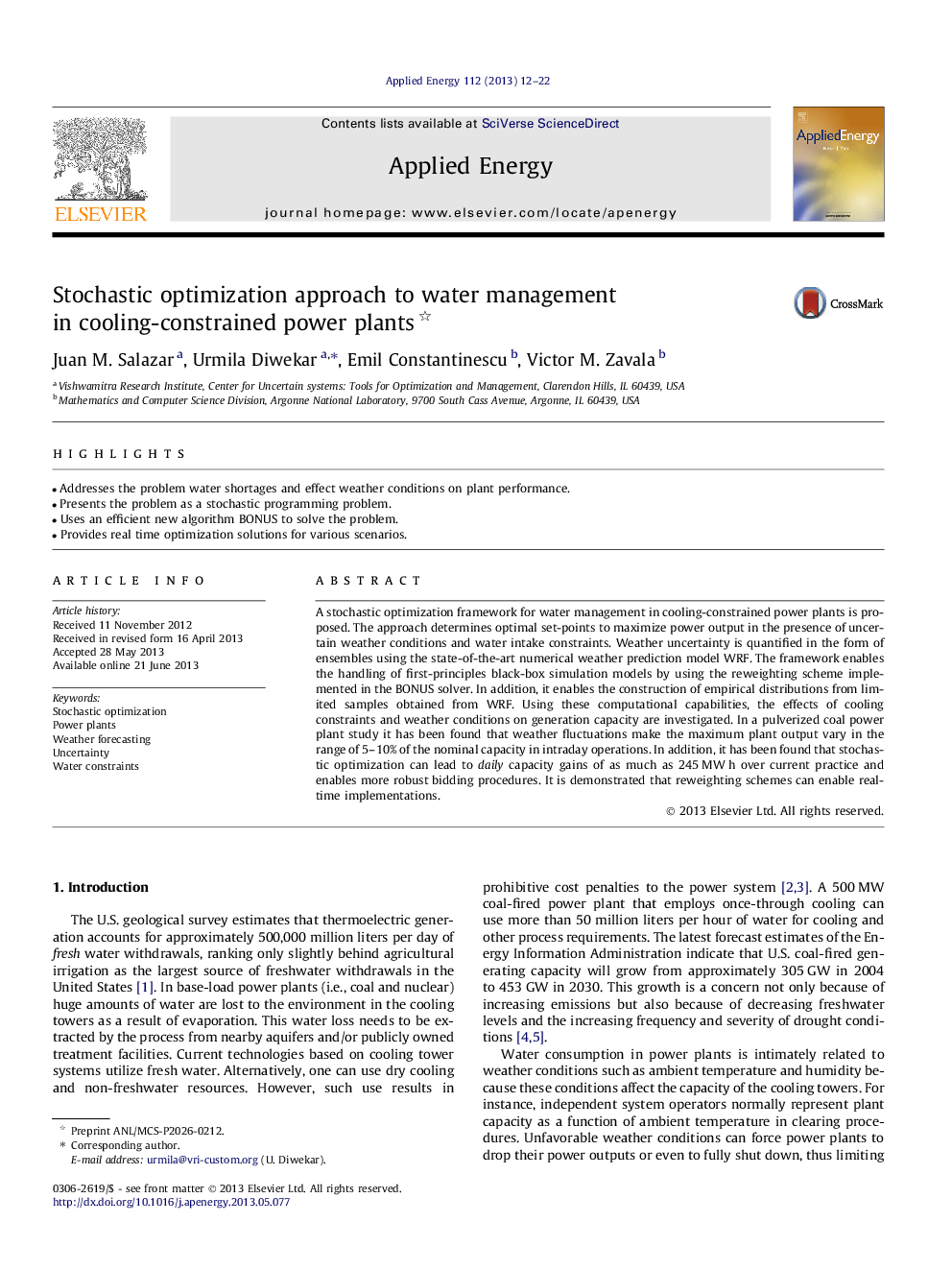 Stochastic optimization approach to water management in cooling-constrained power plants 