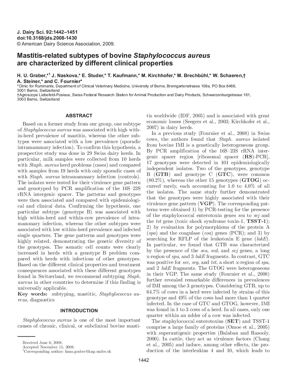 Mastitis-related subtypes of bovine Staphylococcus aureus are characterized by different clinical properties