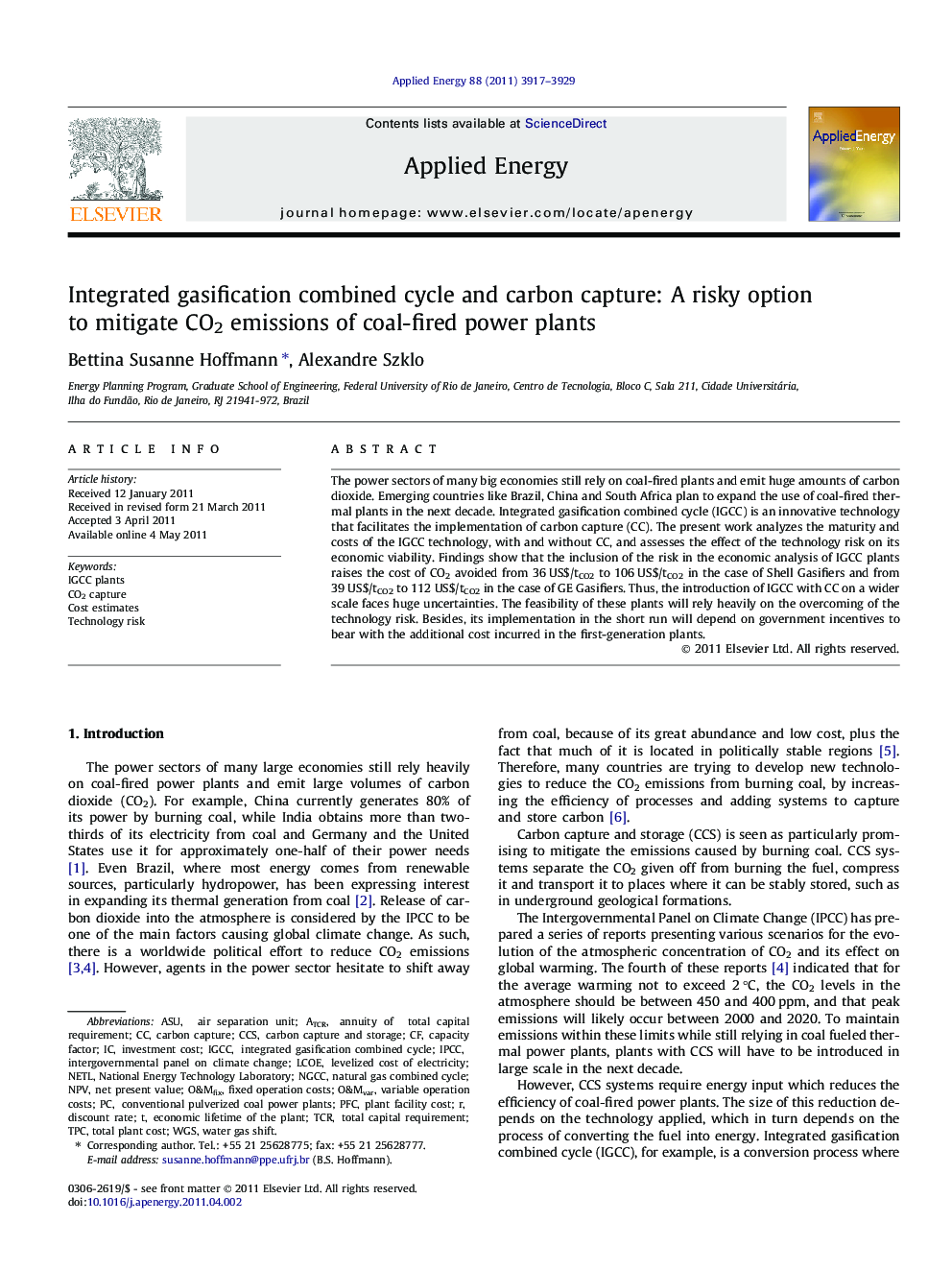 Integrated gasification combined cycle and carbon capture: A risky option to mitigate CO2 emissions of coal-fired power plants