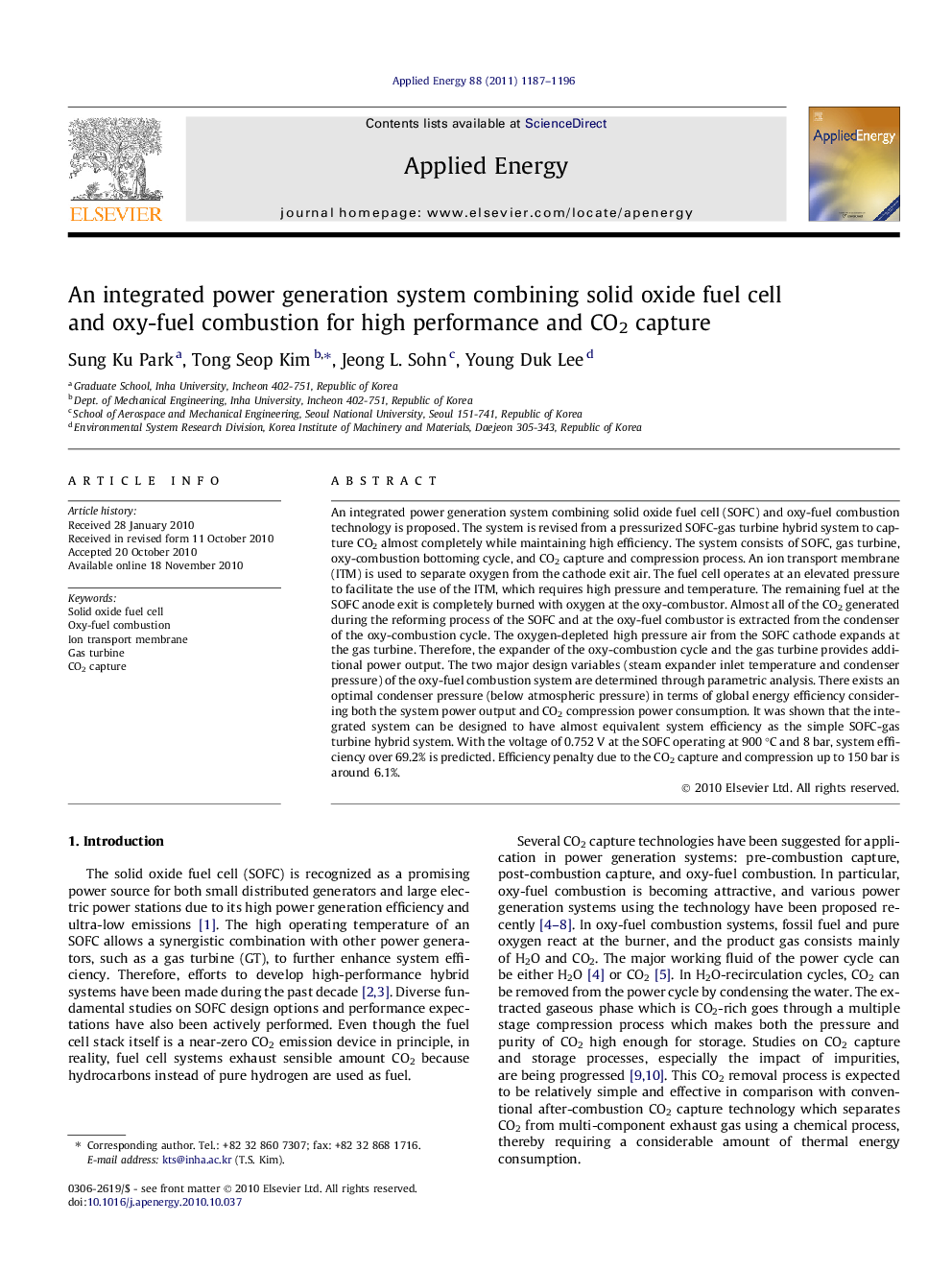 An integrated power generation system combining solid oxide fuel cell and oxy-fuel combustion for high performance and CO2 capture