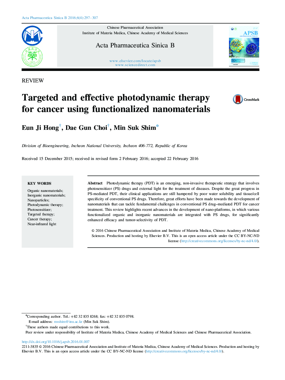 Targeted and effective photodynamic therapy for cancer using functionalized nanomaterials 