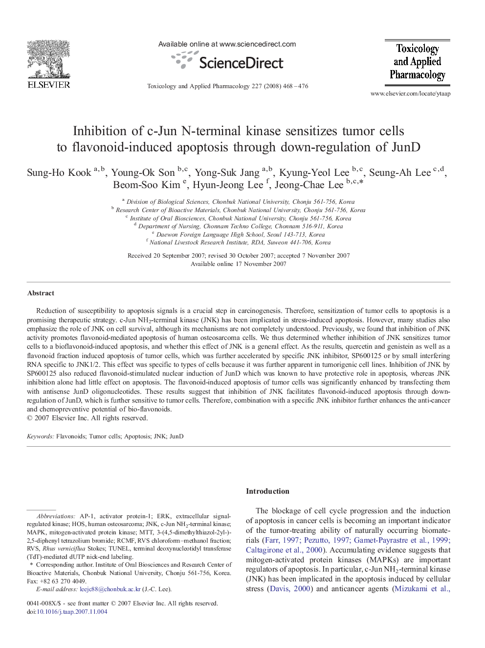 Inhibition of c-Jun N-terminal kinase sensitizes tumor cells to flavonoid-induced apoptosis through down-regulation of JunD