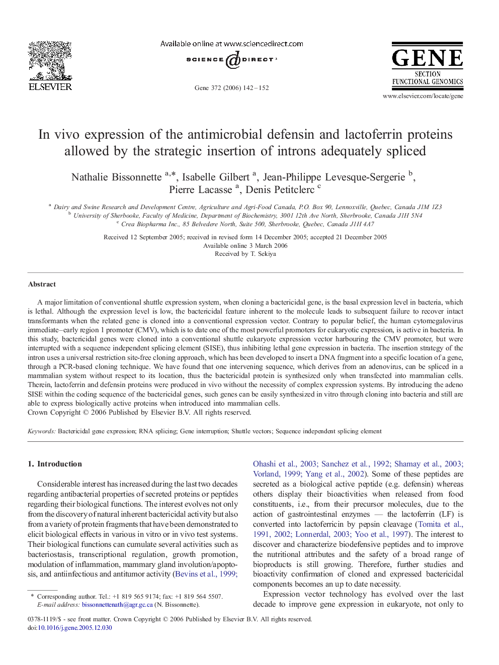 In vivo expression of the antimicrobial defensin and lactoferrin proteins allowed by the strategic insertion of introns adequately spliced