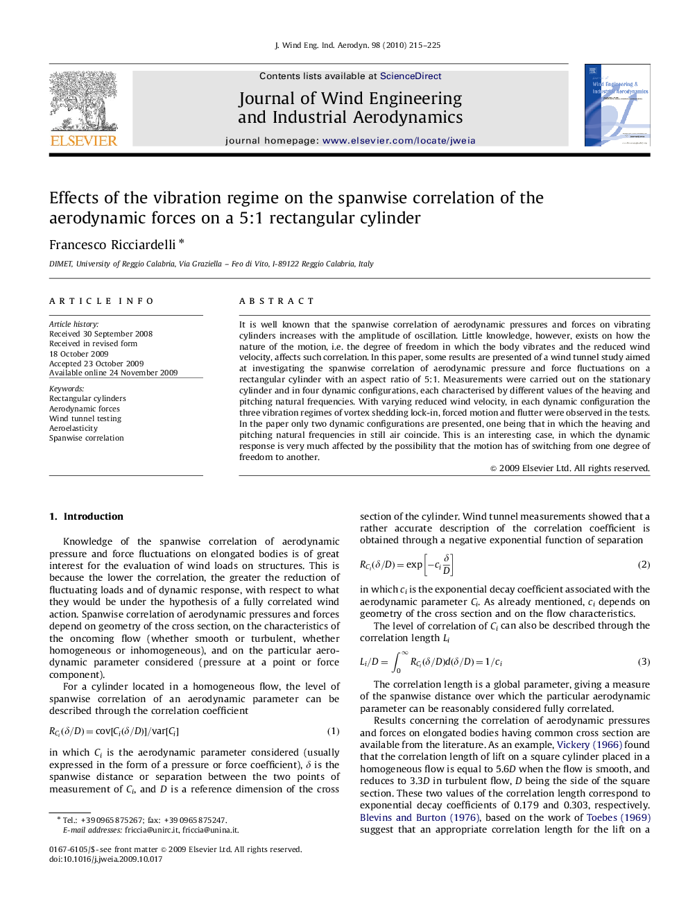 Effects of the vibration regime on the spanwise correlation of the aerodynamic forces on a 5:1 rectangular cylinder