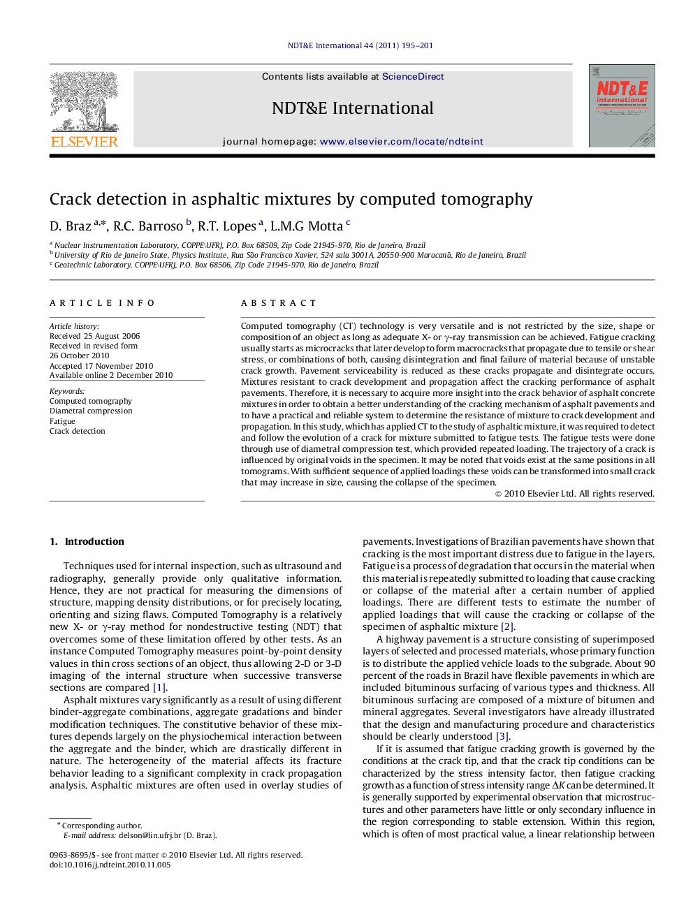 Crack detection in asphaltic mixtures by computed tomography