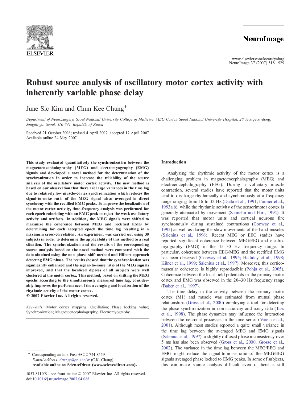 Robust source analysis of oscillatory motor cortex activity with inherently variable phase delay