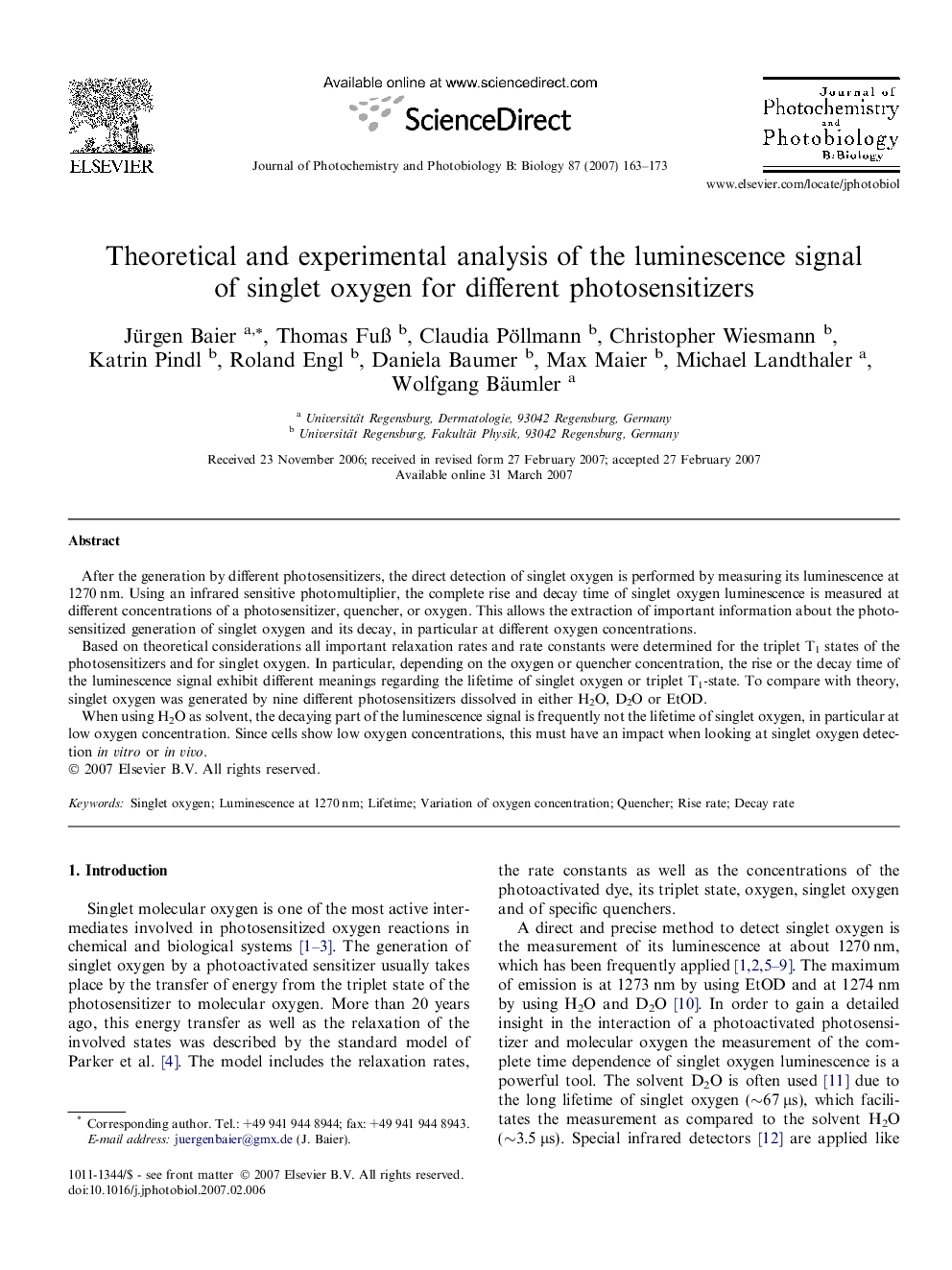 Theoretical and experimental analysis of the luminescence signal of singlet oxygen for different photosensitizers