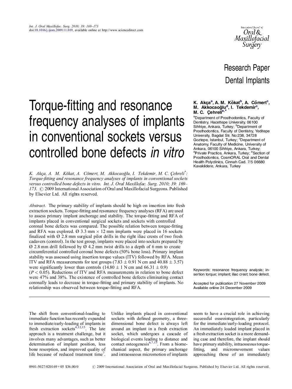 Torque-fitting and resonance frequency analyses of implants in conventional sockets versus controlled bone defects in vitro