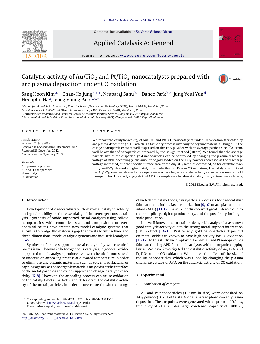 Catalytic activity of Au/TiO2 and Pt/TiO2 nanocatalysts prepared with arc plasma deposition under CO oxidation