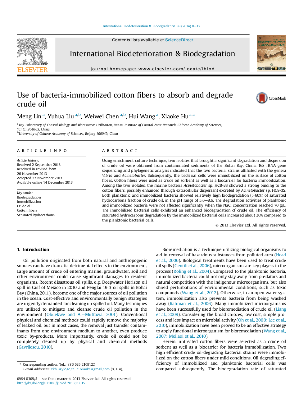 Use of bacteria-immobilized cotton fibers to absorb and degrade crude oil