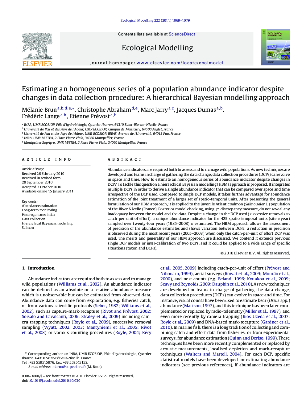 Estimating an homogeneous series of a population abundance indicator despite changes in data collection procedure: A hierarchical Bayesian modelling approach