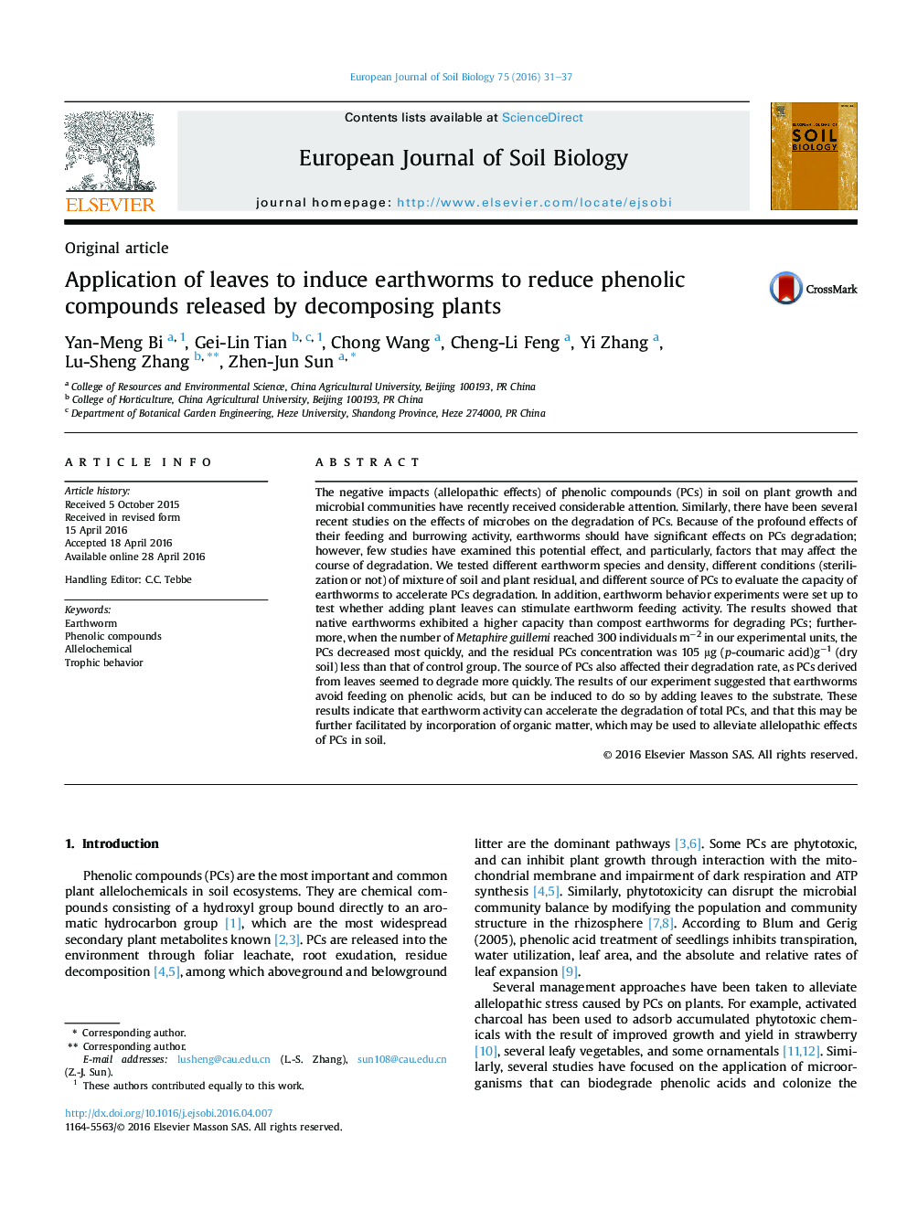 Application of leaves to induce earthworms to reduce phenolic compounds released by decomposing plants