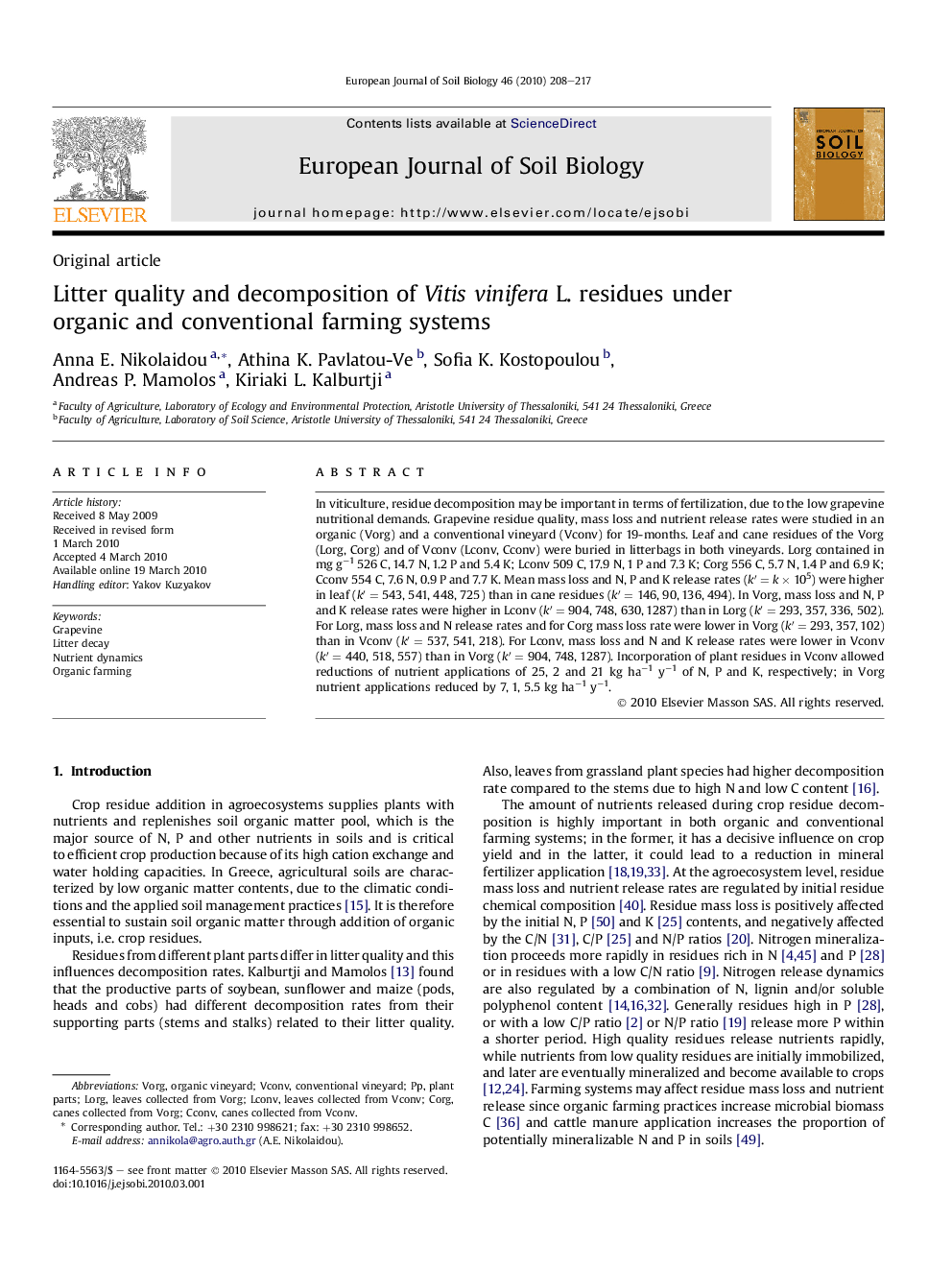 Litter quality and decomposition of Vitis vinifera L. residues under organic and conventional farming systems