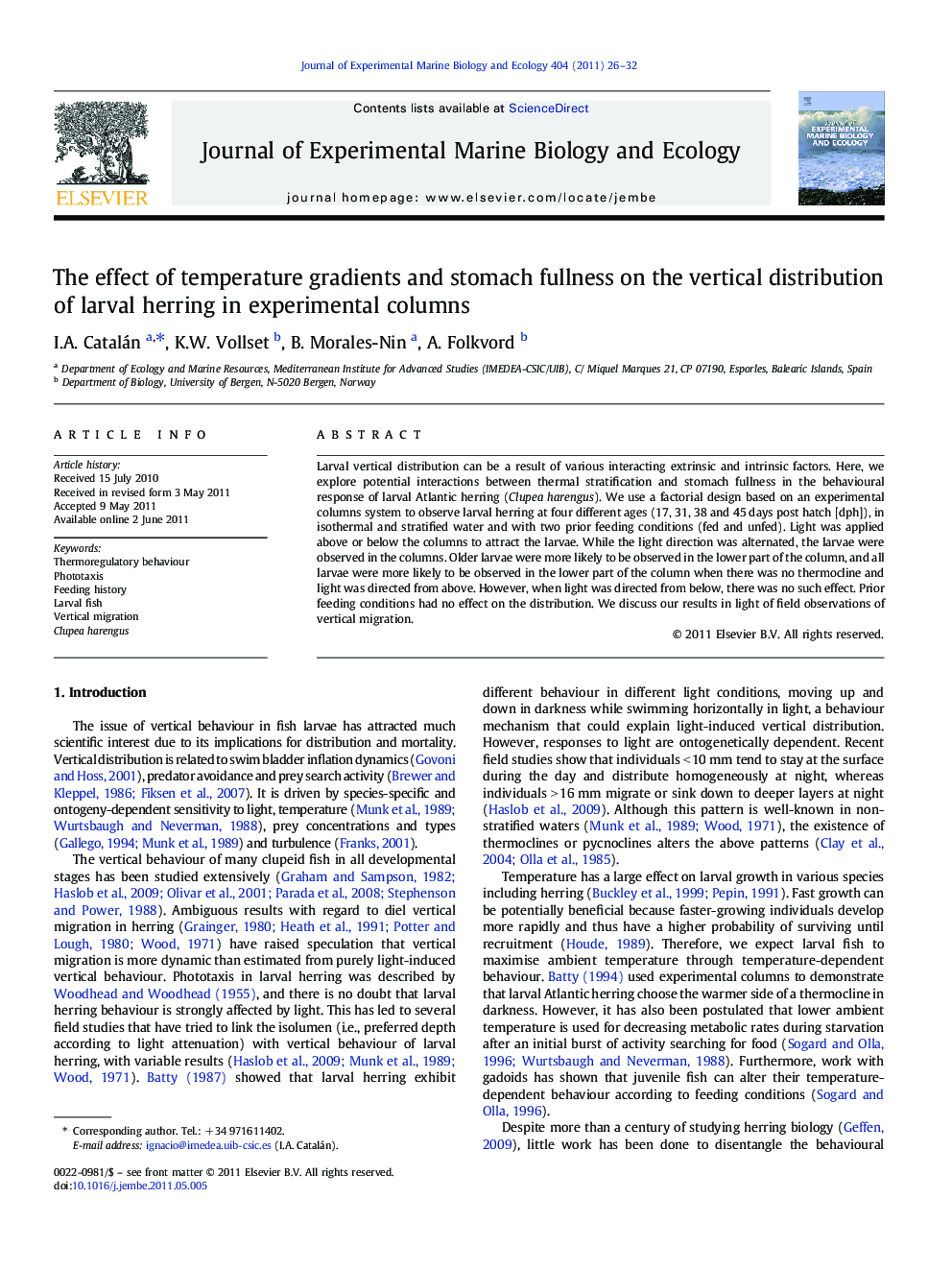 The effect of temperature gradients and stomach fullness on the vertical distribution of larval herring in experimental columns