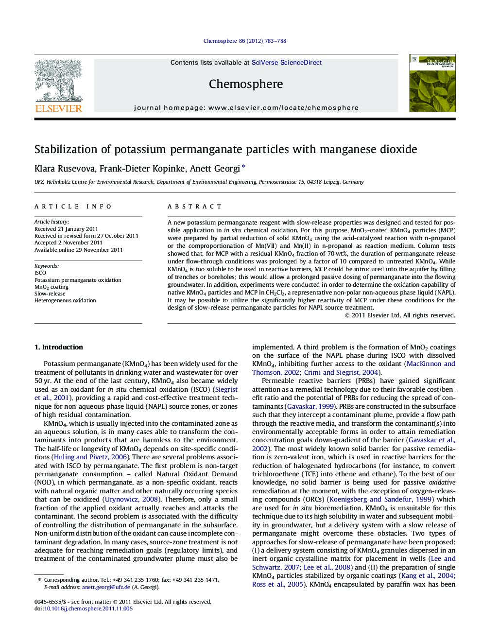 Stabilization of potassium permanganate particles with manganese dioxide