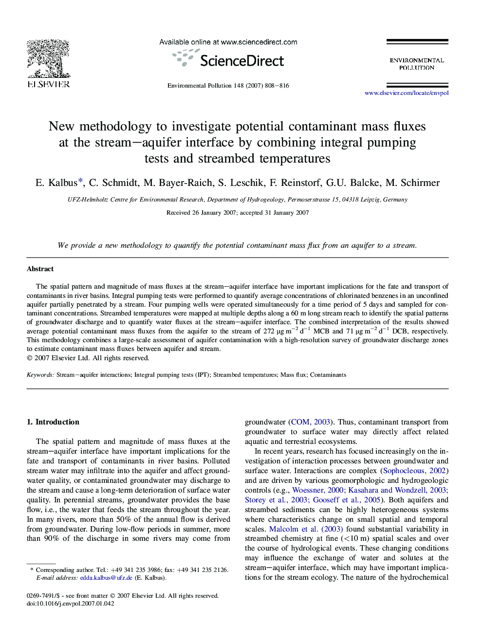 New methodology to investigate potential contaminant mass fluxes at the stream–aquifer interface by combining integral pumping tests and streambed temperatures