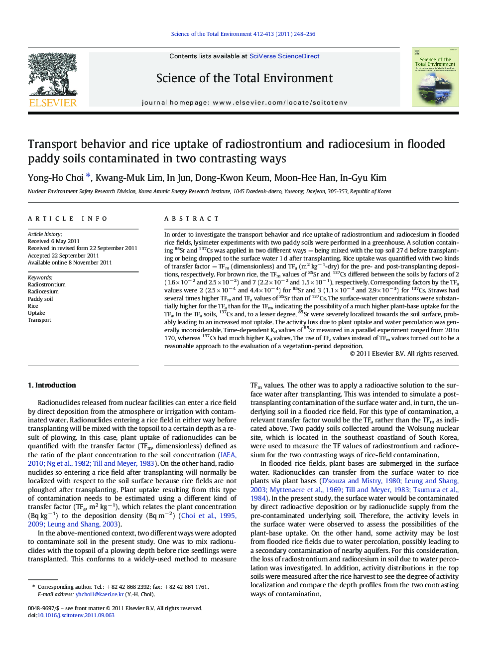 Transport behavior and rice uptake of radiostrontium and radiocesium in flooded paddy soils contaminated in two contrasting ways